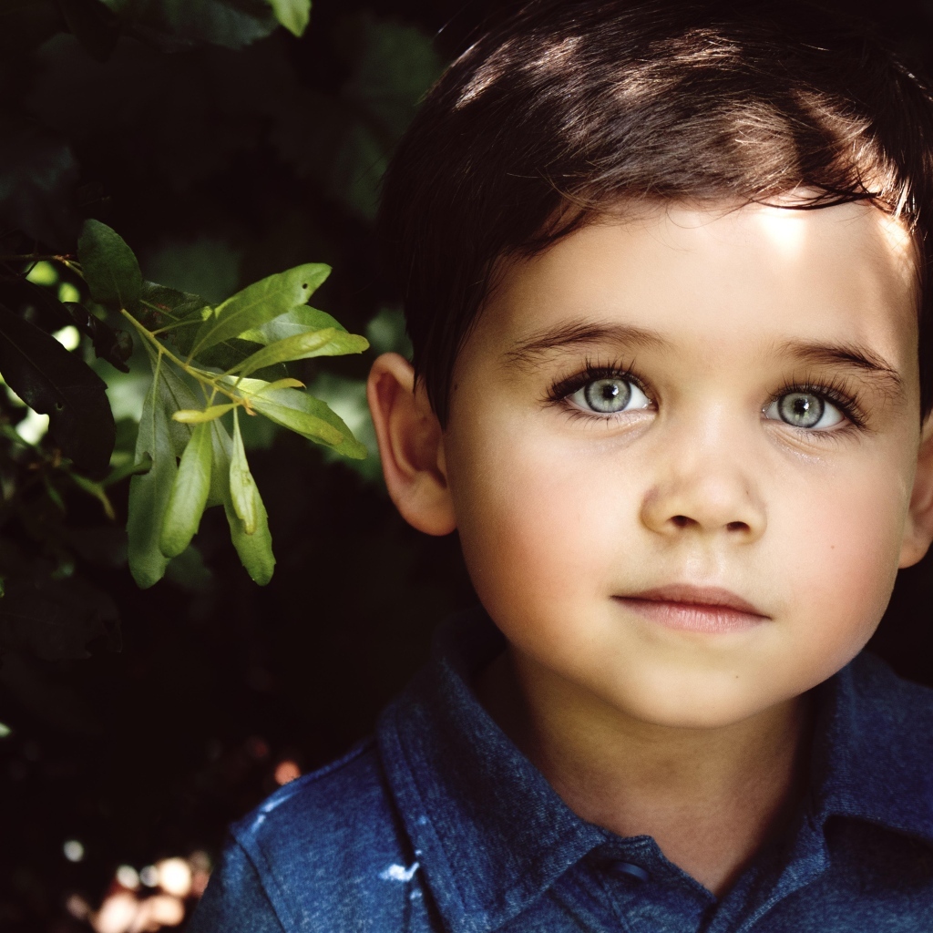 Маленький мальчик с красивыми большими глазами