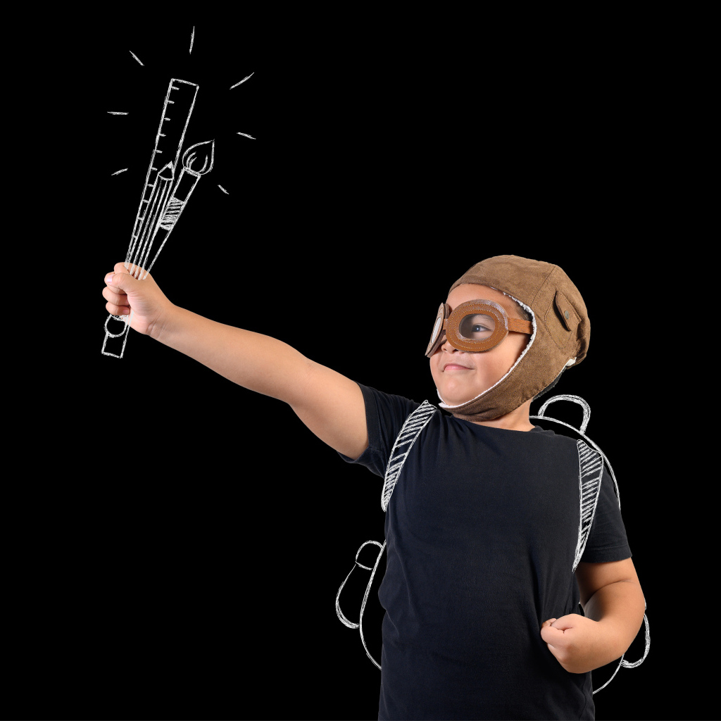 Маленький мальчик с нарисованными кистями на черном фоне