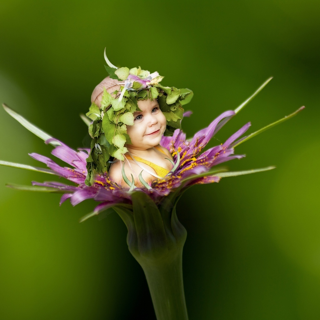 Маленькая девочка в красивом цветке