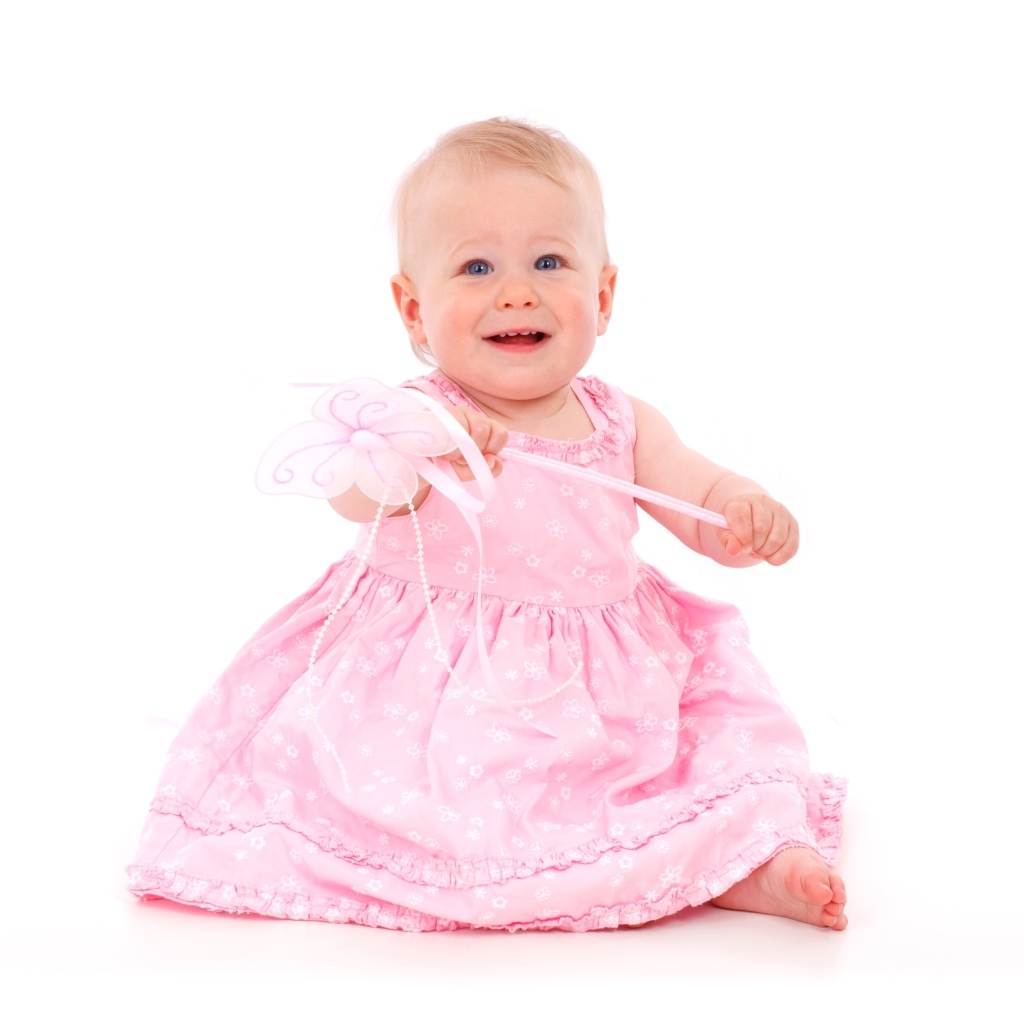 Маленькая девочка в розовом платье на белом фоне