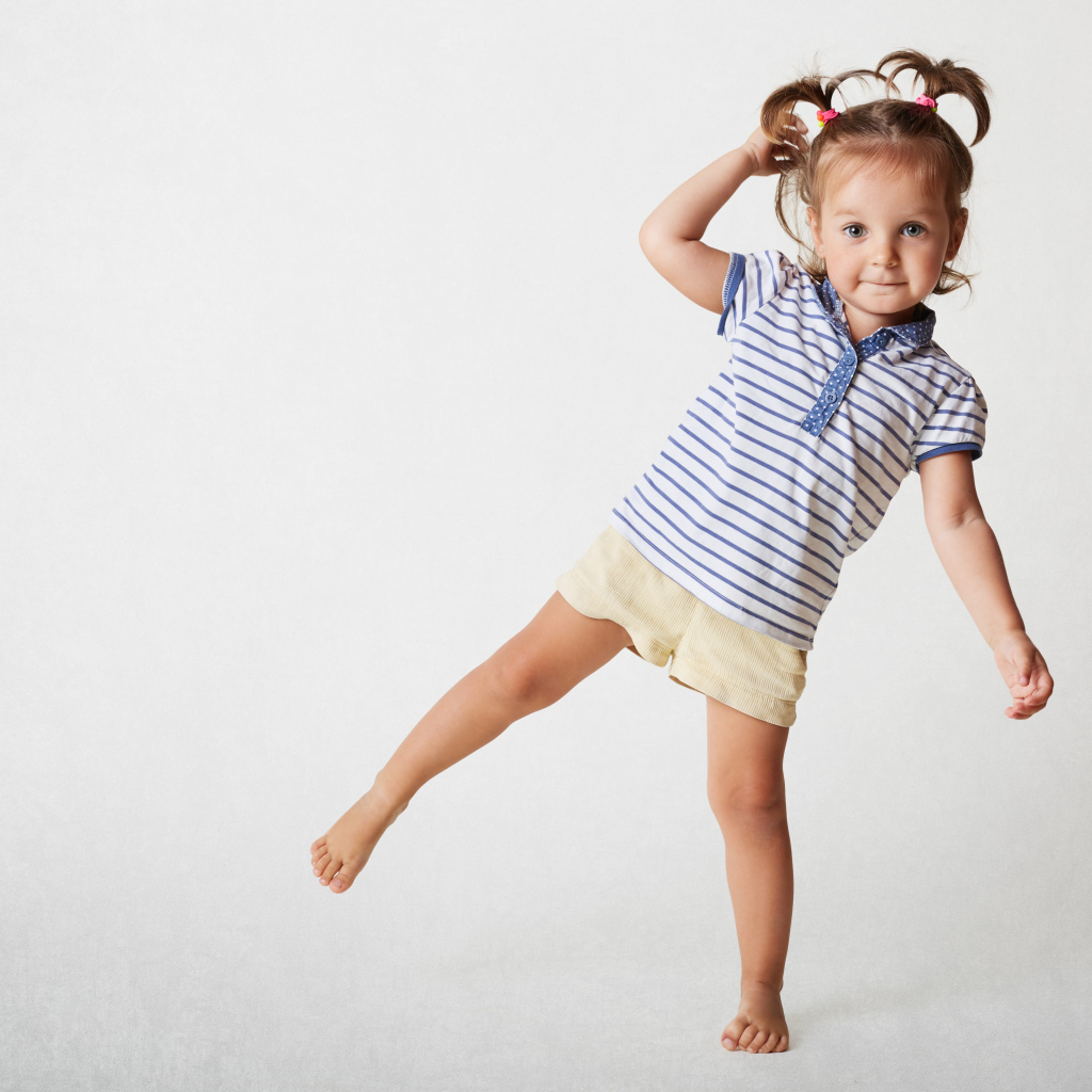 Маленькая девочка на сером фоне