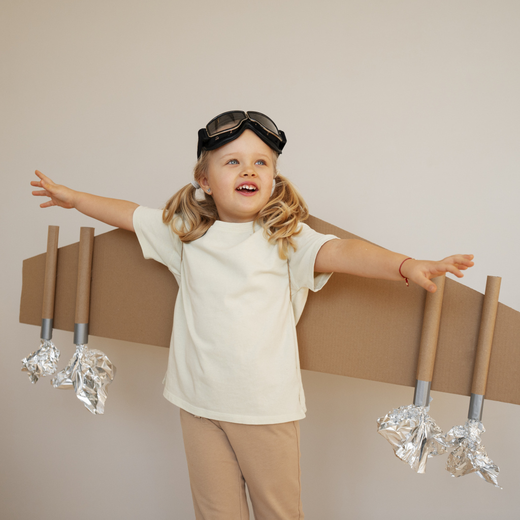 Маленькая девочка с крыльями из картона