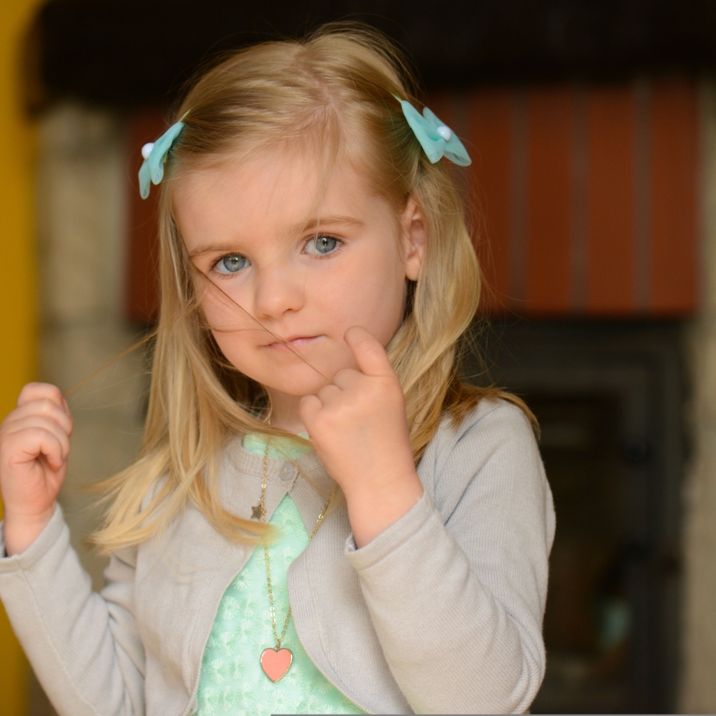 Маленькая девочка с заколками в волосах 