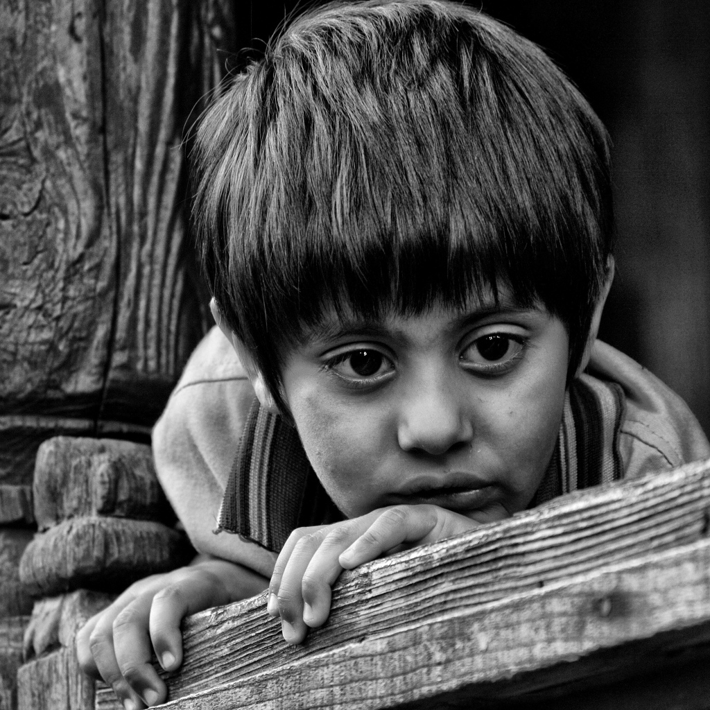 Маленький грустный мальчик черно-белое фото
