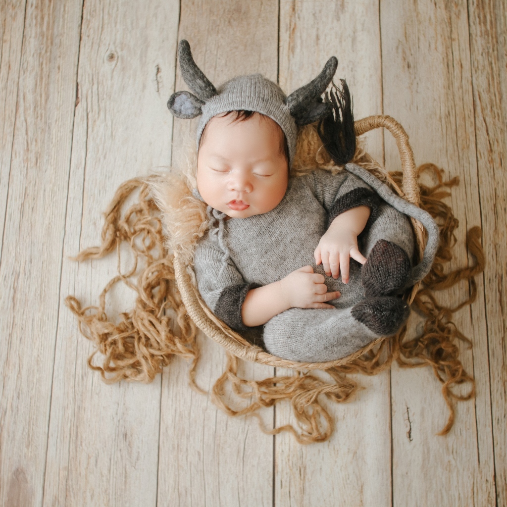 Маленький спящий ребенок в вязаном костюме