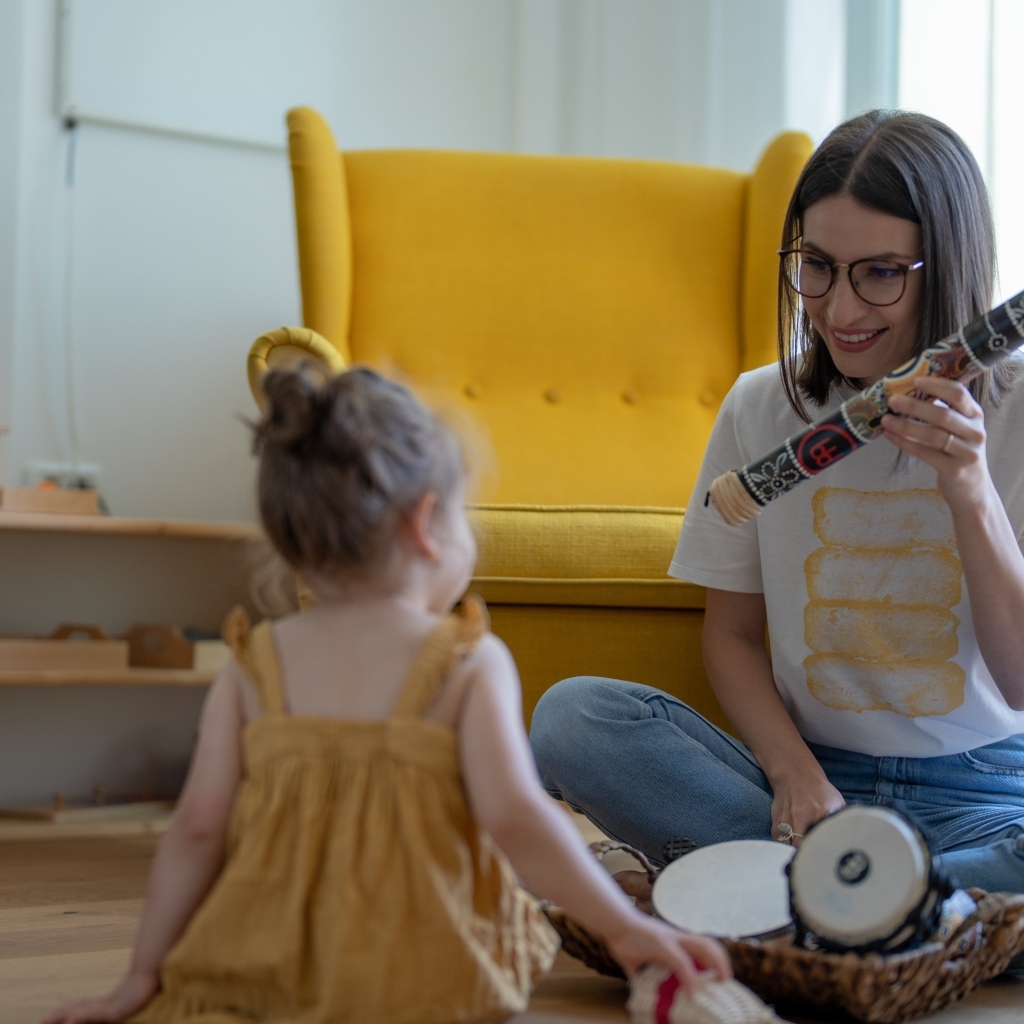 Мама играет с маленькой дочерью