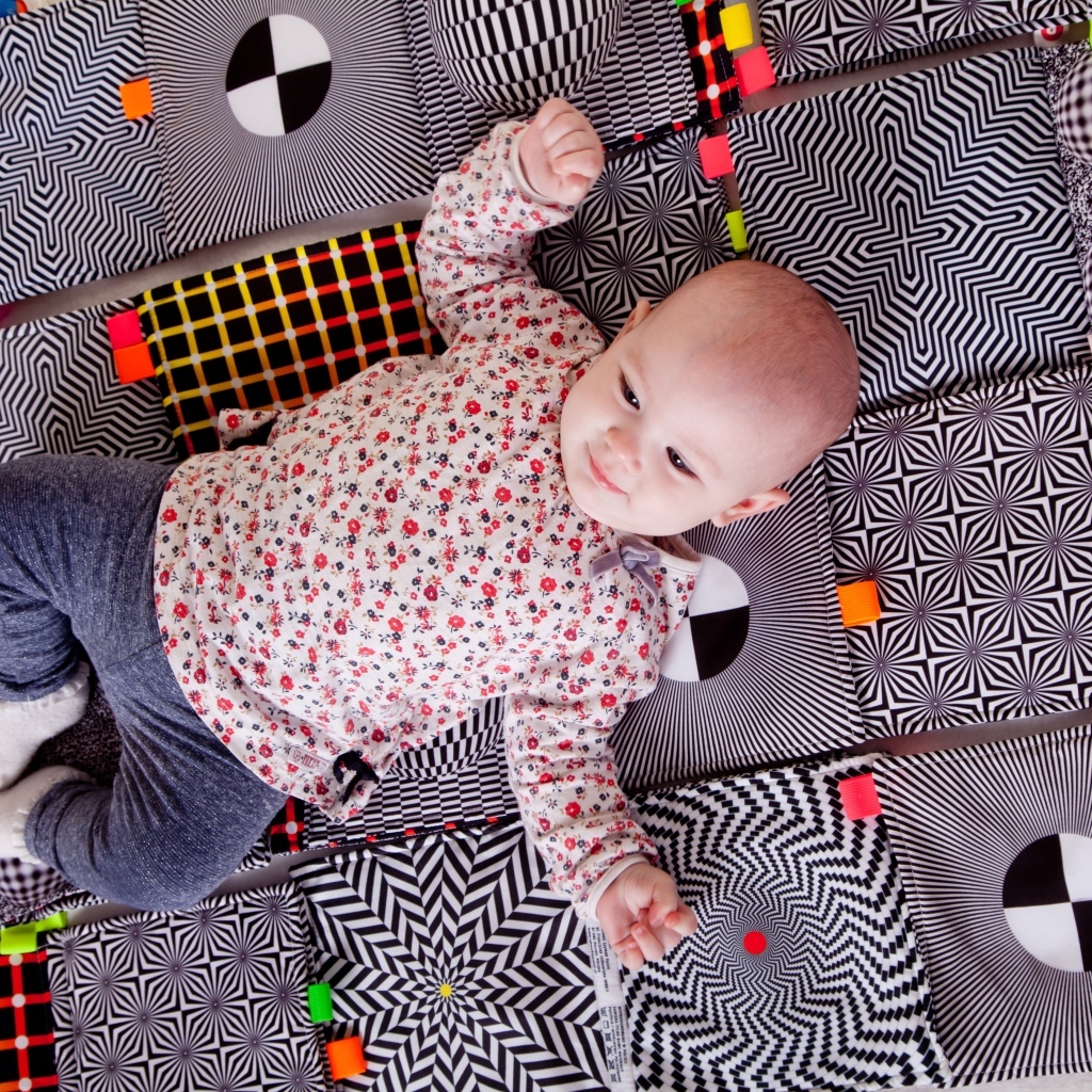 Маленький новорожденный ребенок лежит на одеяле