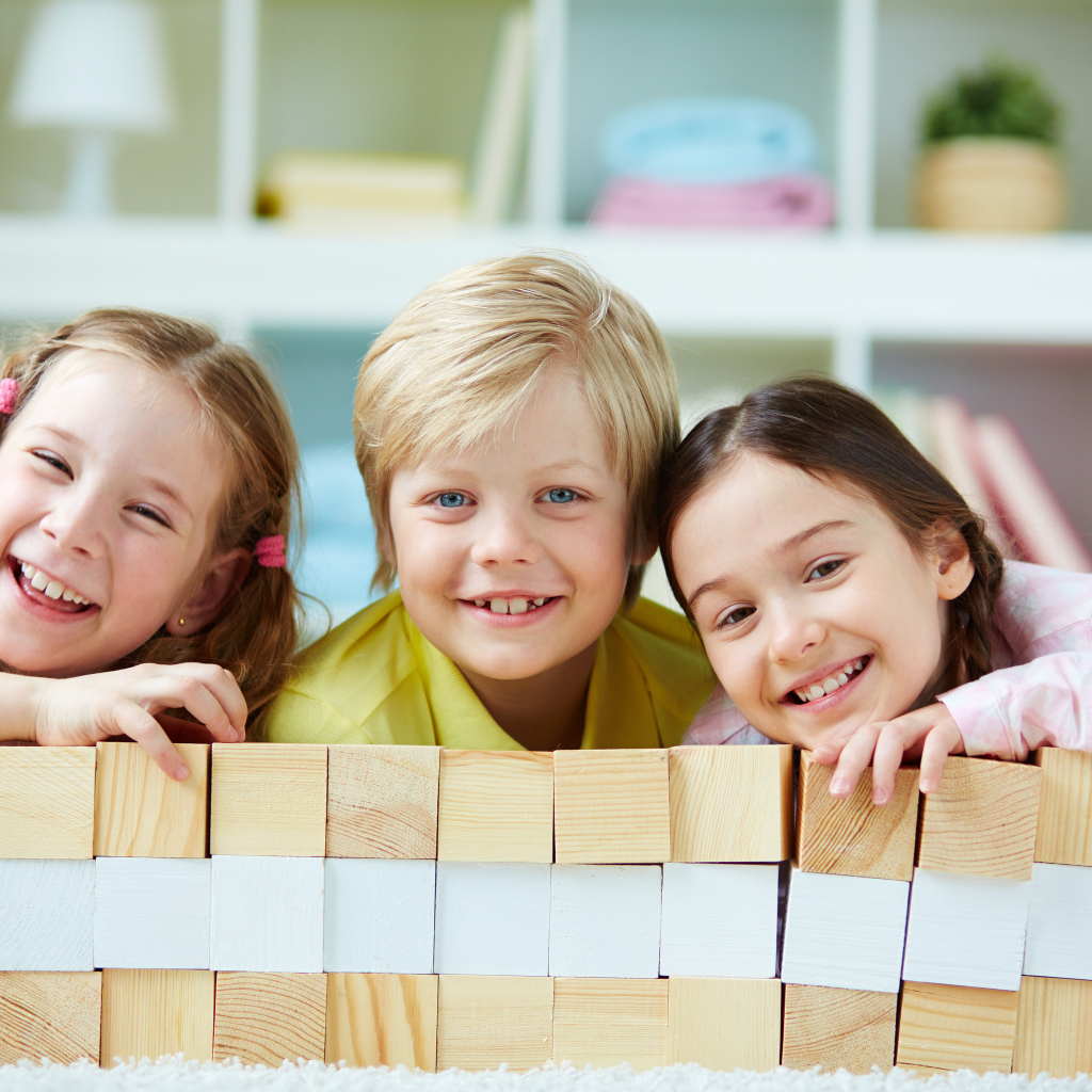 Улыбающиеся дети с кубиками