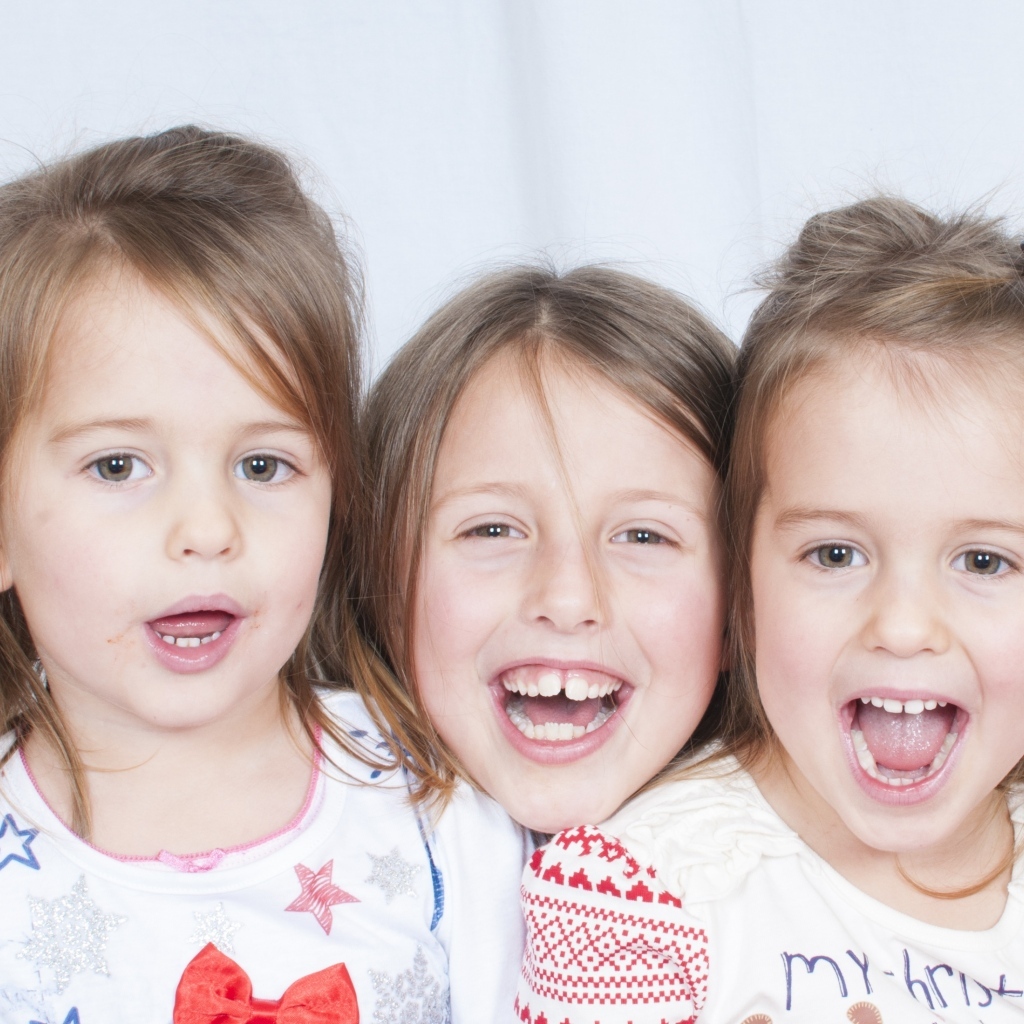 Три веселые улыбающиеся девочки