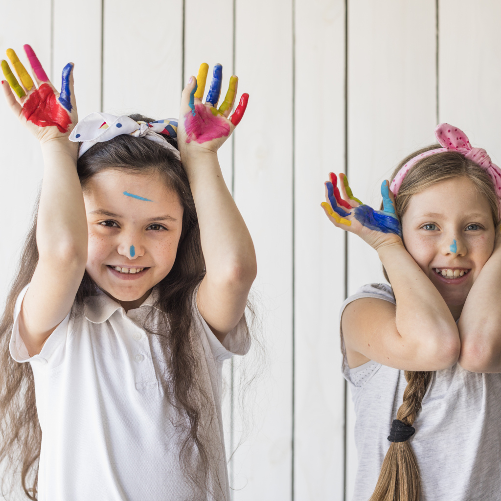 Две маленькие девочки в краске