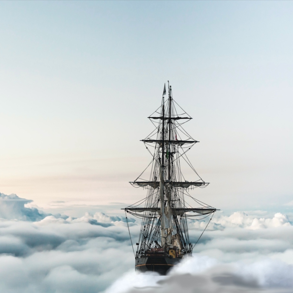 Большой парусный корабль плывет по облакам