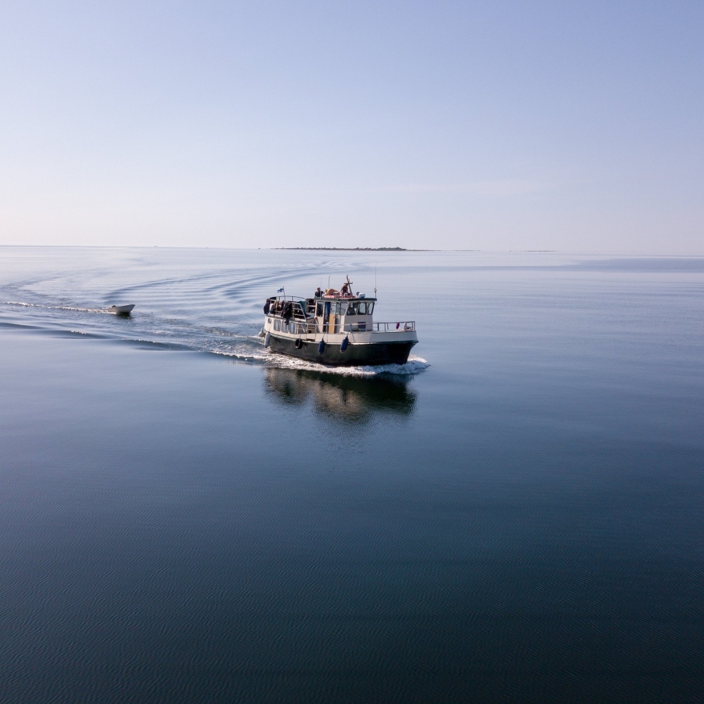 Старое судно плывет по озеру