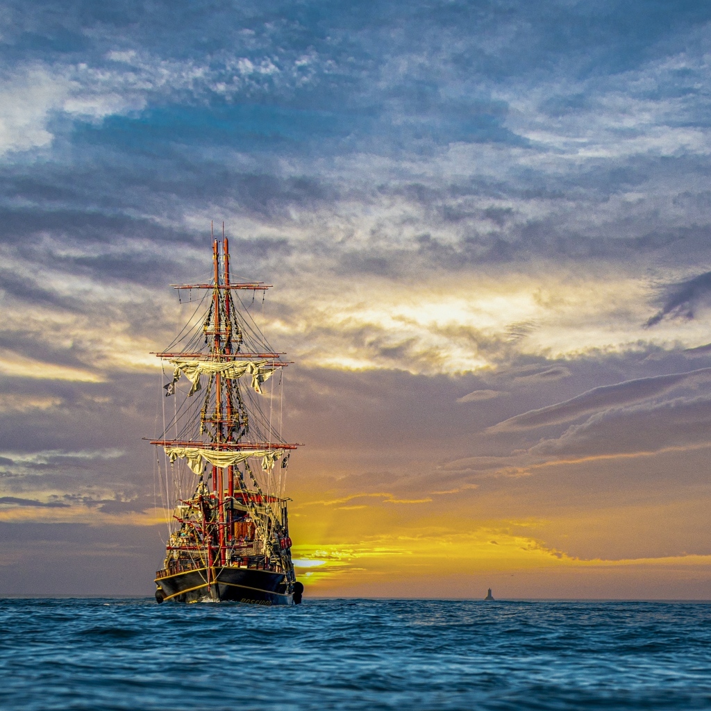 Большой пиратский корабль в море 