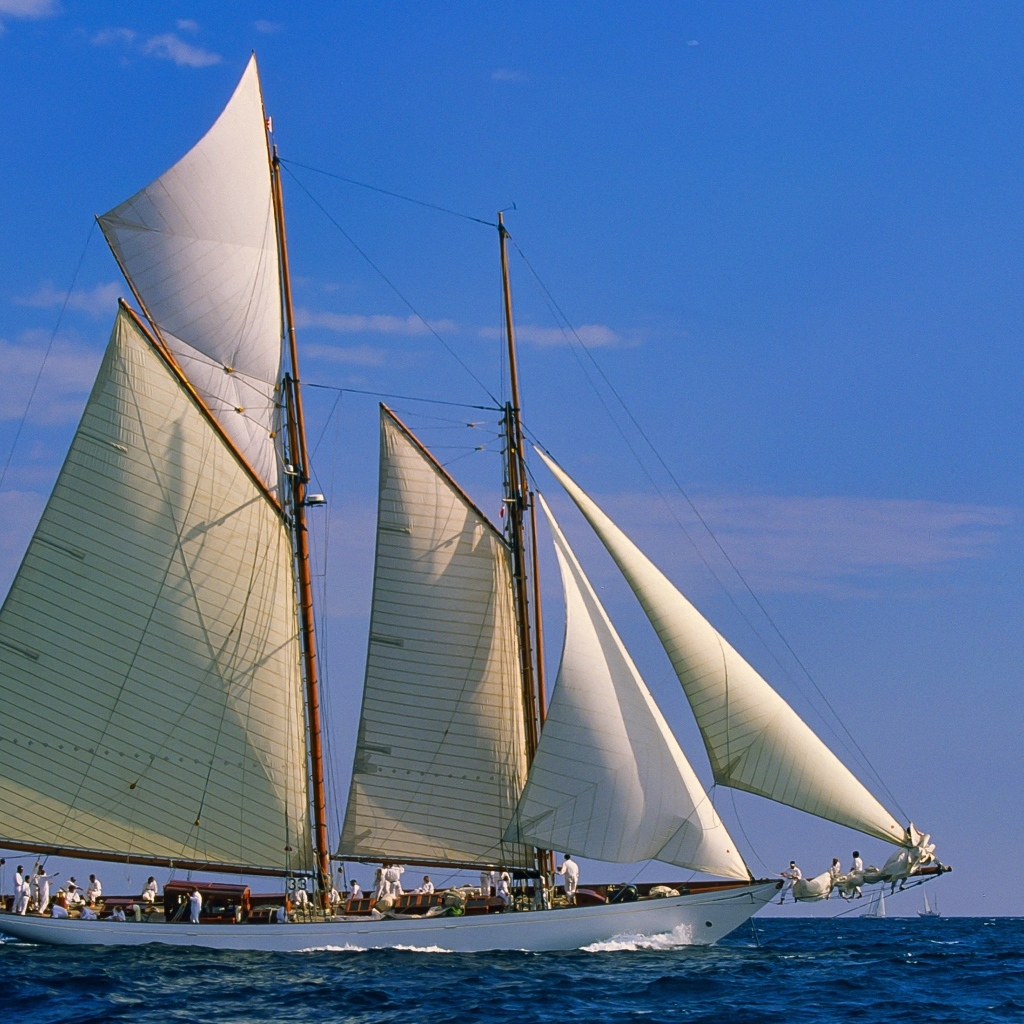 Большое парусное судно с пассажирами в море