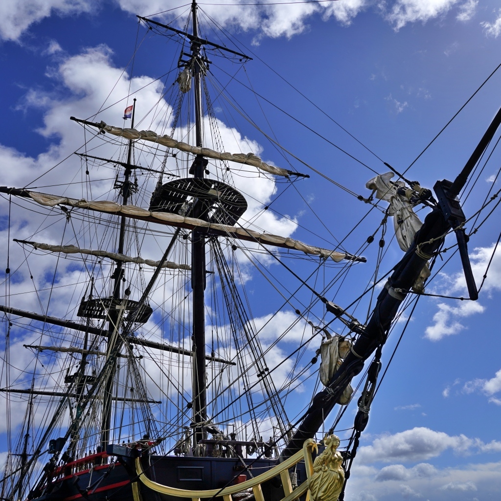 Большая трехмачтовая парусная яхта на фоне неба