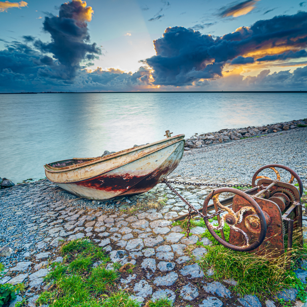 Старая лодка на берегу моря 