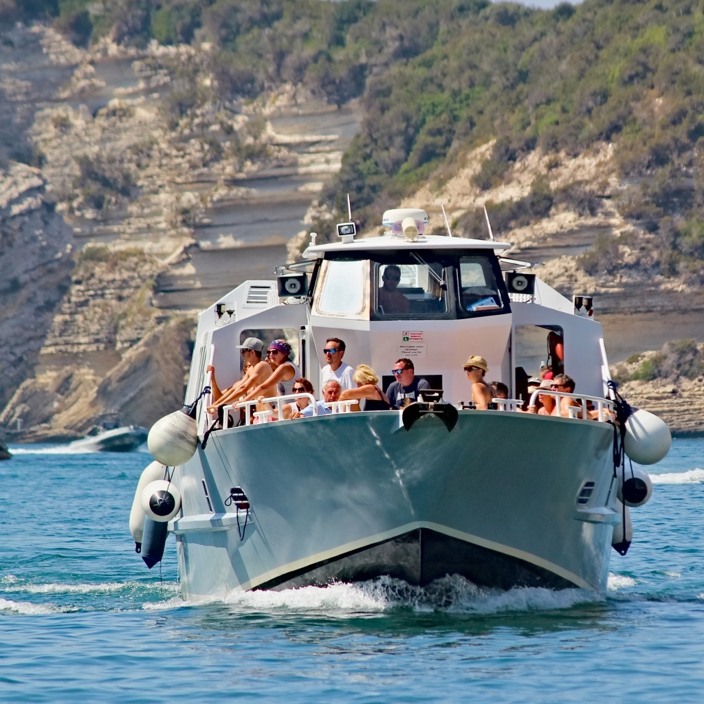 Пассажирское прогулочное судно в море