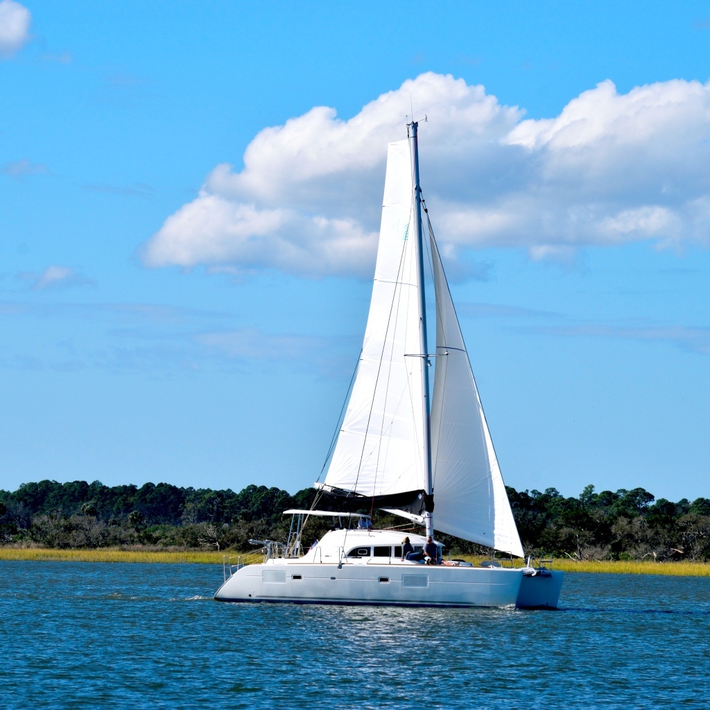 Парусная яхта в море на фоне красивого неба