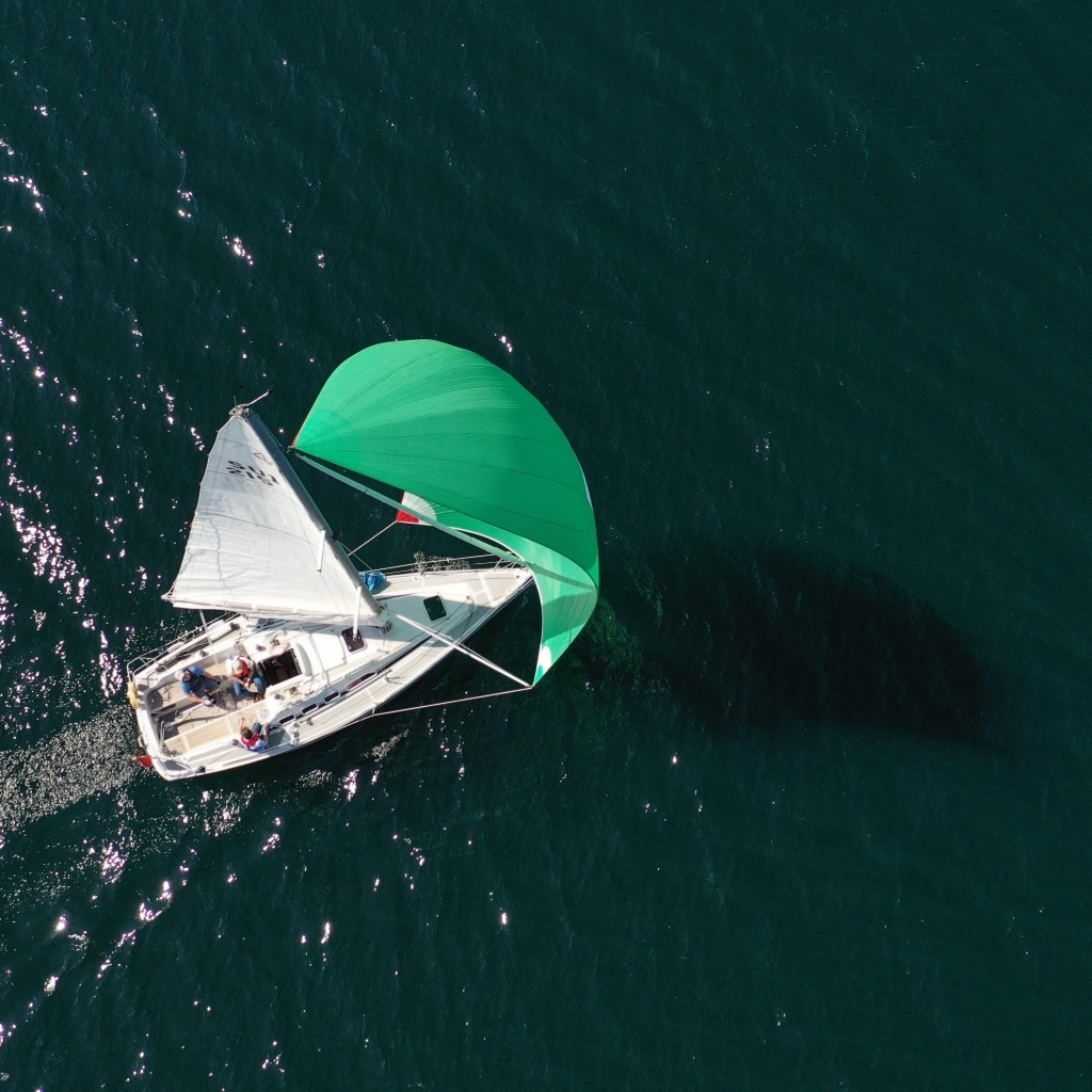 Вид сверху на парусную яхту в море