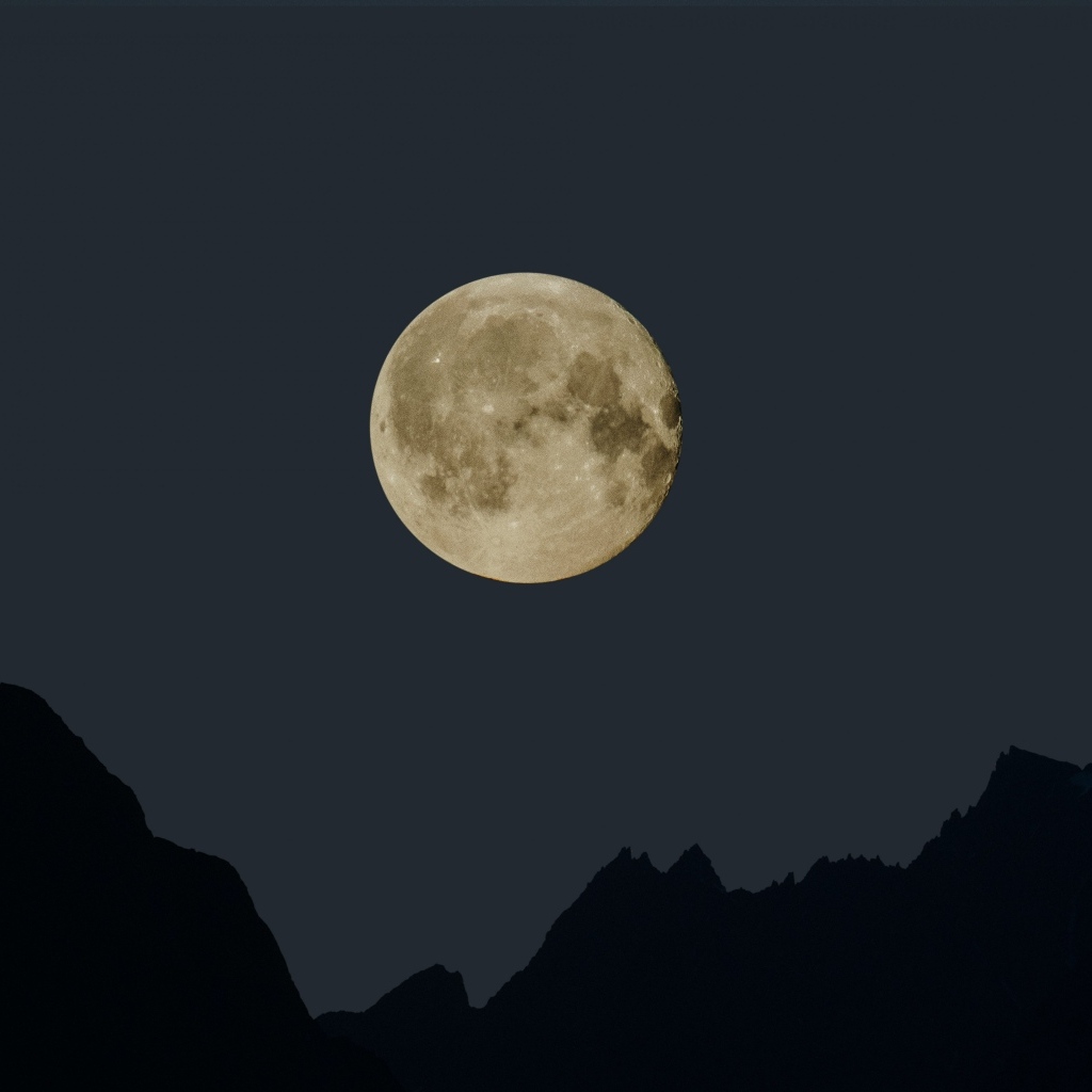 Большая белая луна над горами ночью 