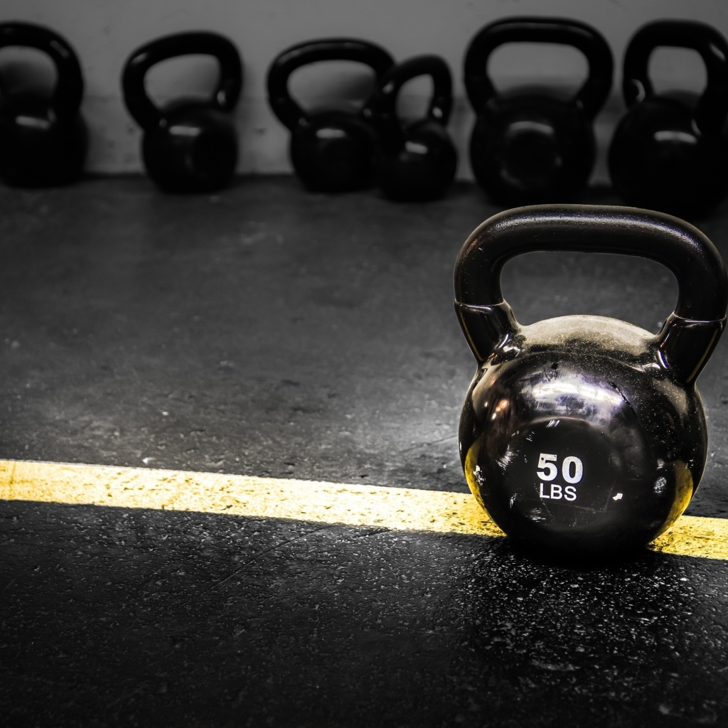 Большая тяжелая гиря в спортзале