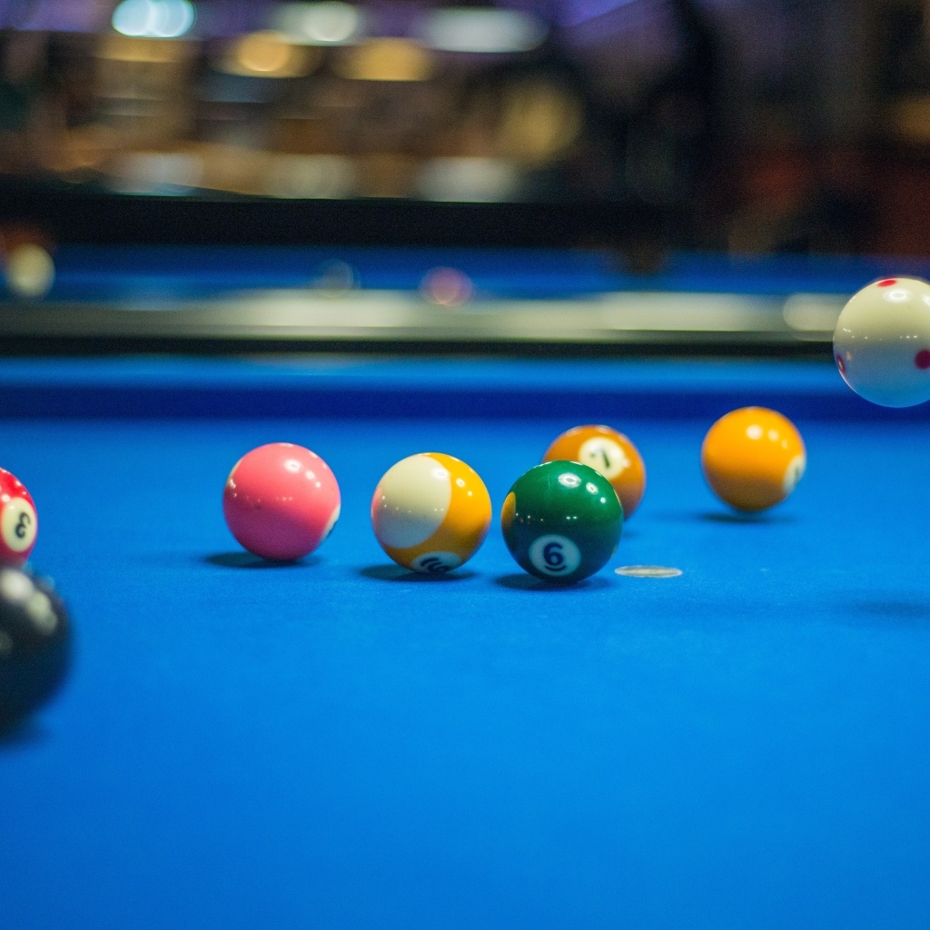 Шары для бильярда на голубом столе