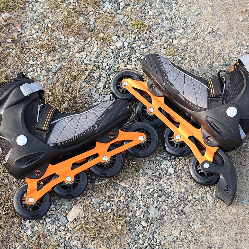 Черные ролики лежат на земле