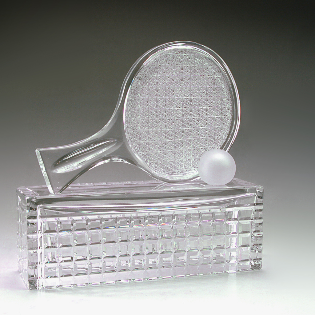 Хрустальная теннисная награда на сером фоне