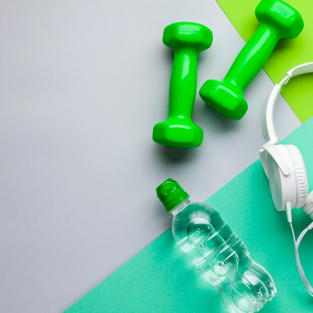Гантели, бутылка воды и наушники