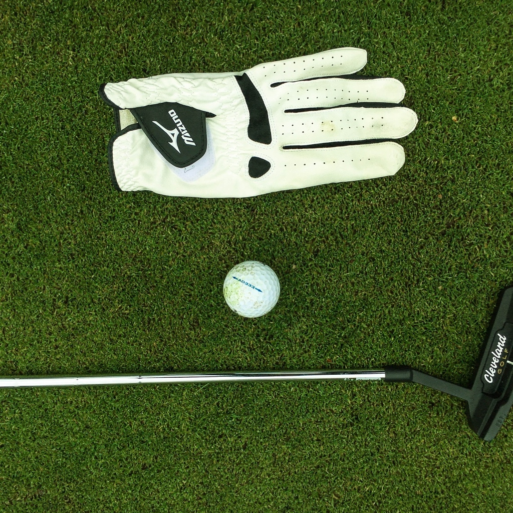 Перчатка, мяч и клюшка для гольфа