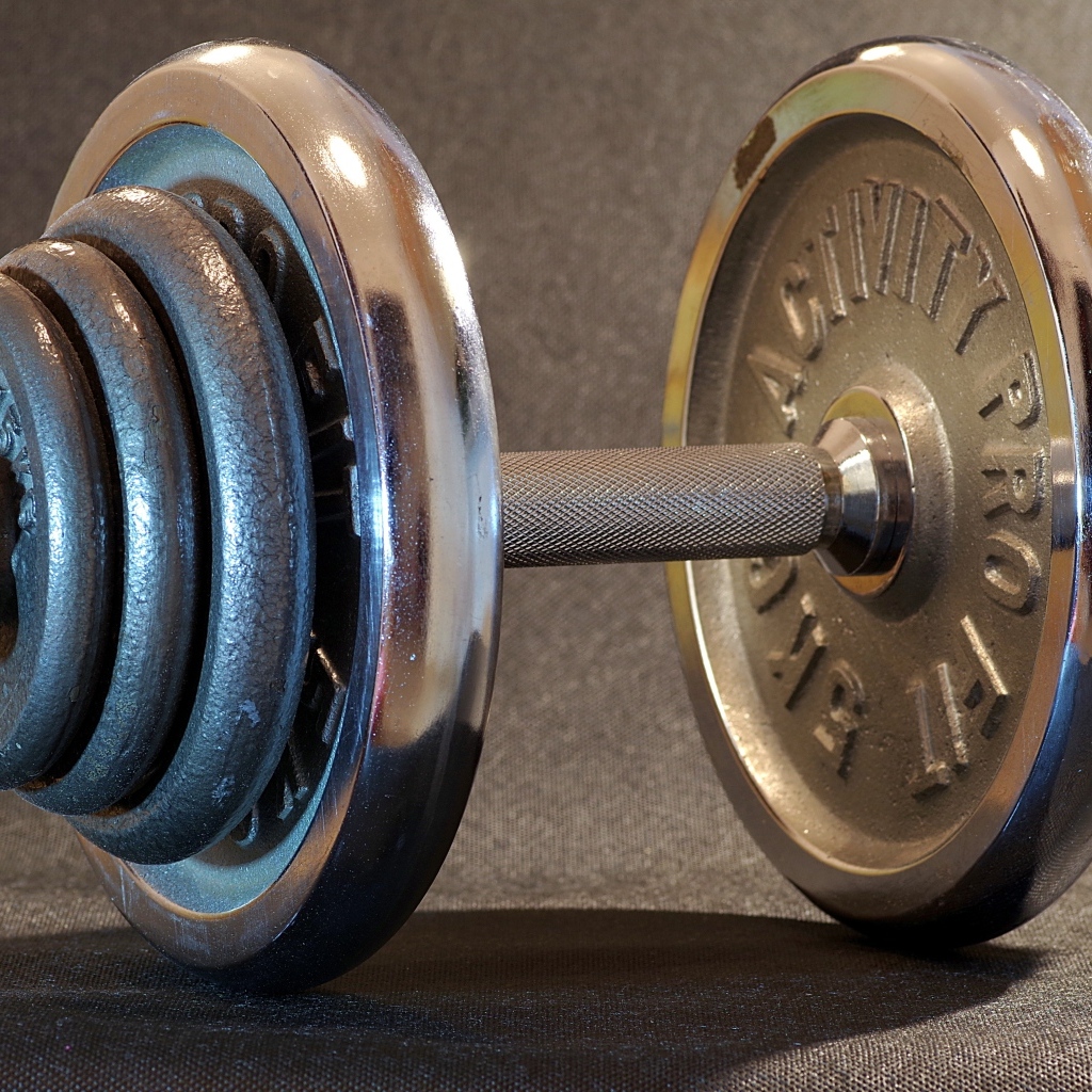 Большая тяжелая железная гантеля