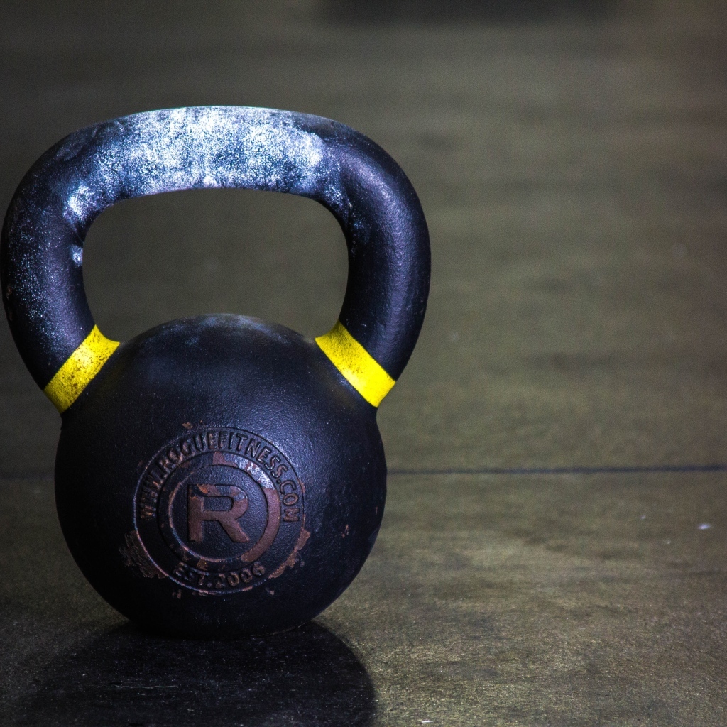 Большая железная гиря 