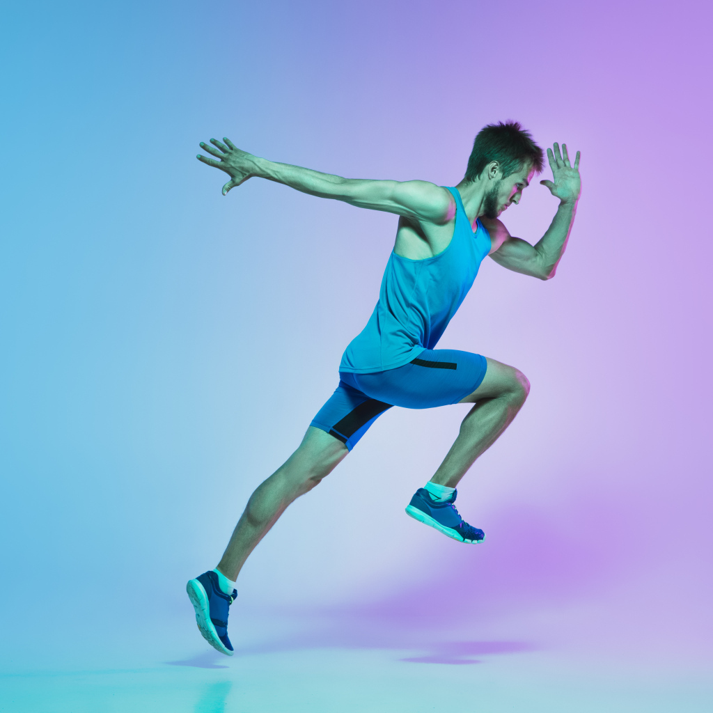 Мужчина бегун позирует для фото 