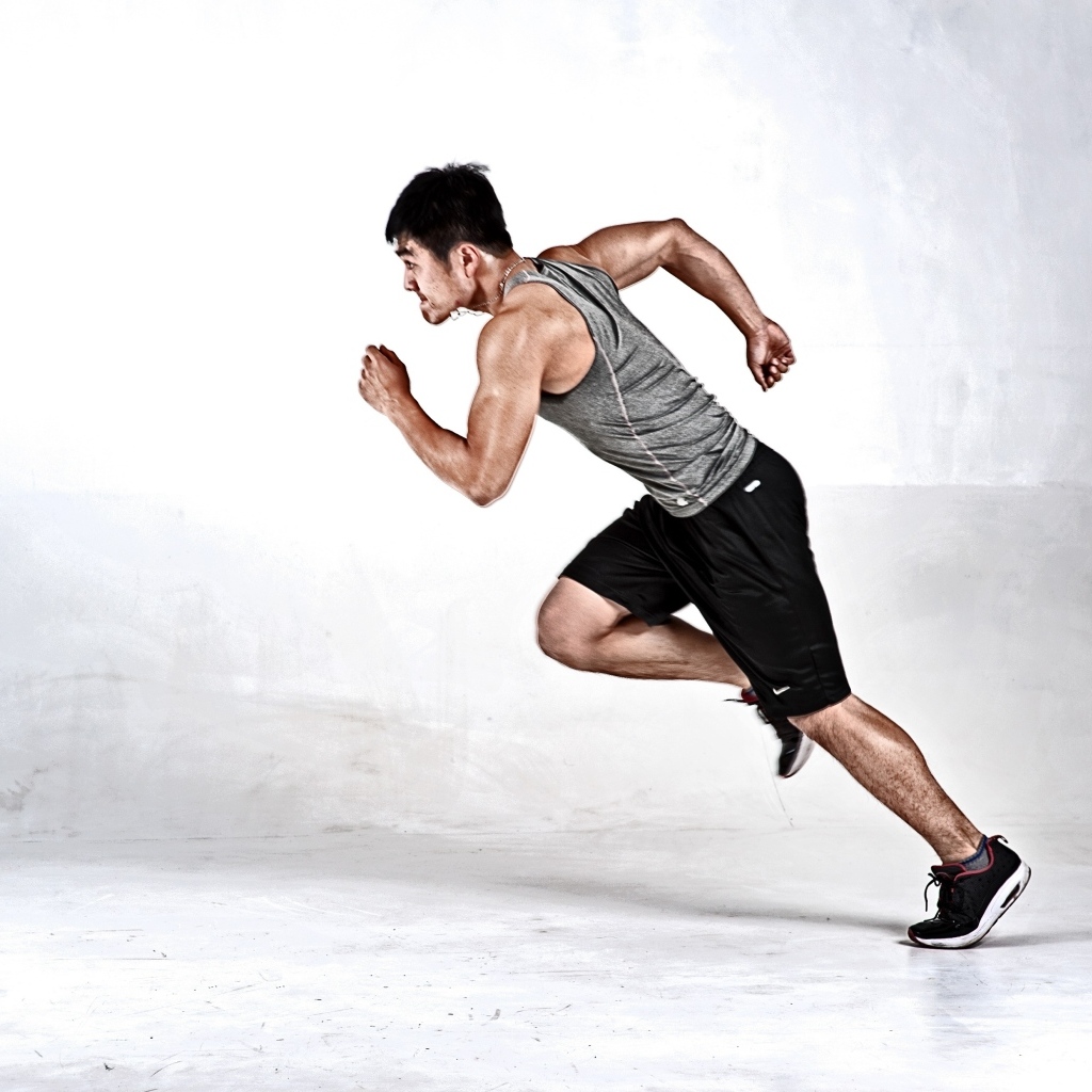 Мужчина бегун на сером фоне