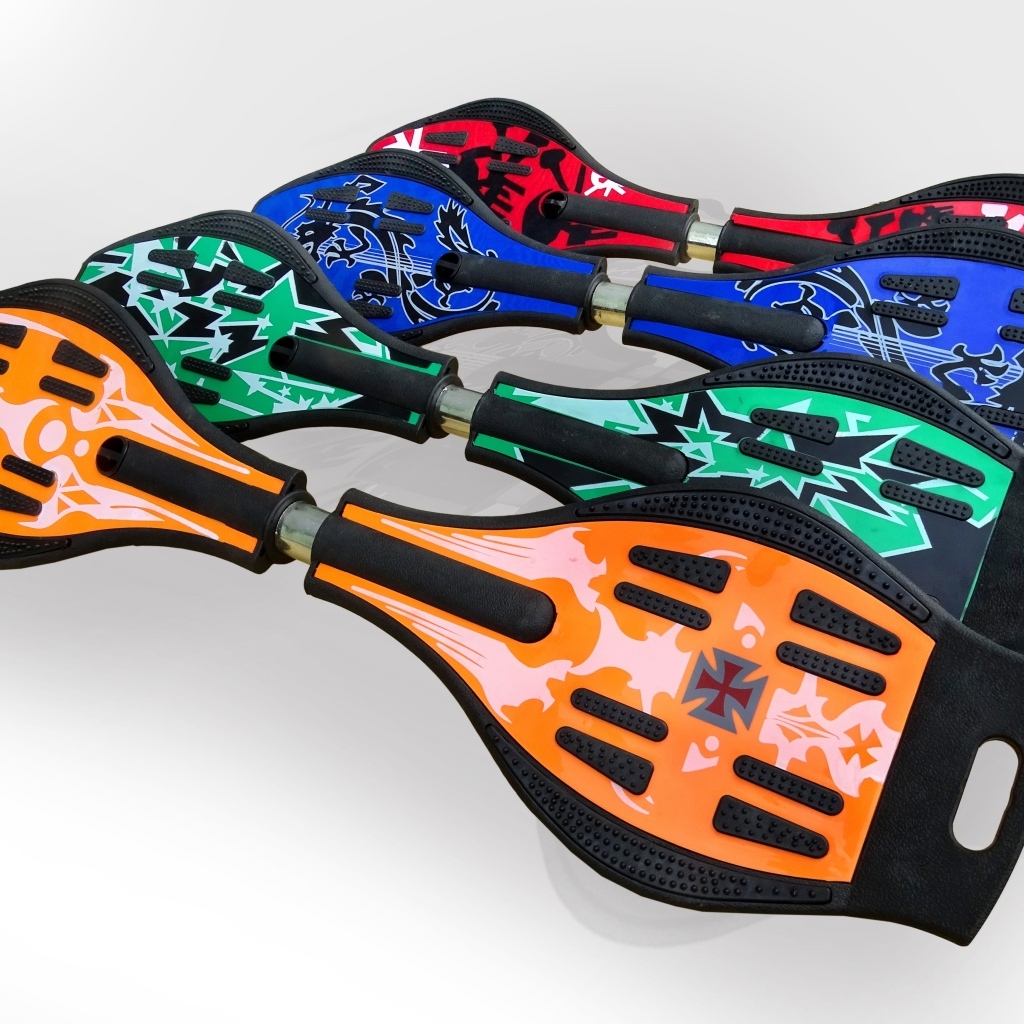 Разноцветные скейтборды на сером фоне