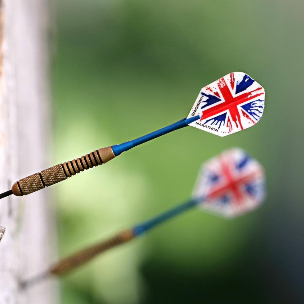 Острый дротик в мишени 