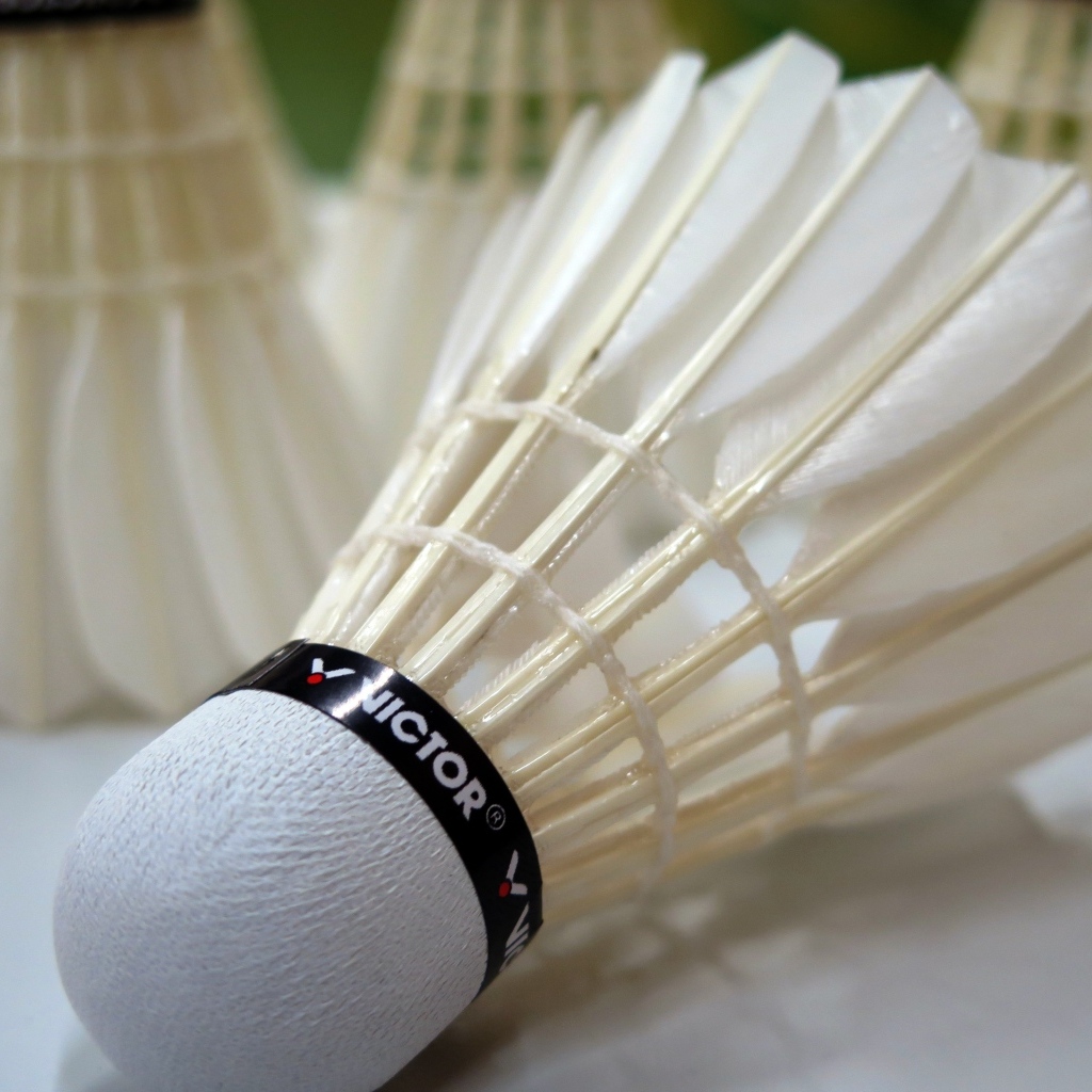 Волан для игры в бадминтон крупным планом