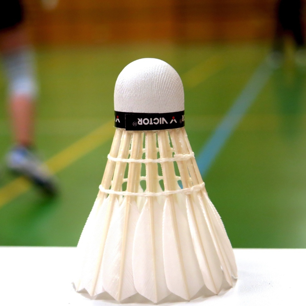 Белый волан для игры в бадминтон крупным планом