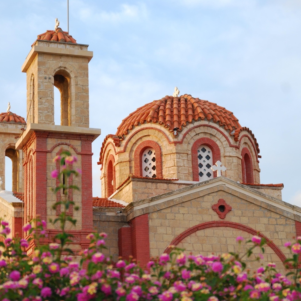 Красивое здание церкви у клумбы с цветами