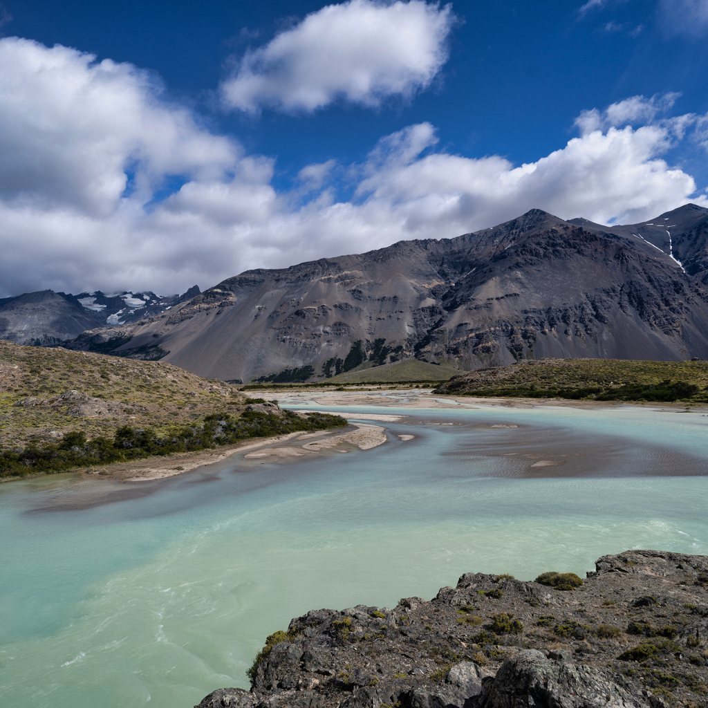 Голубая вода в горной реке, Аргентина