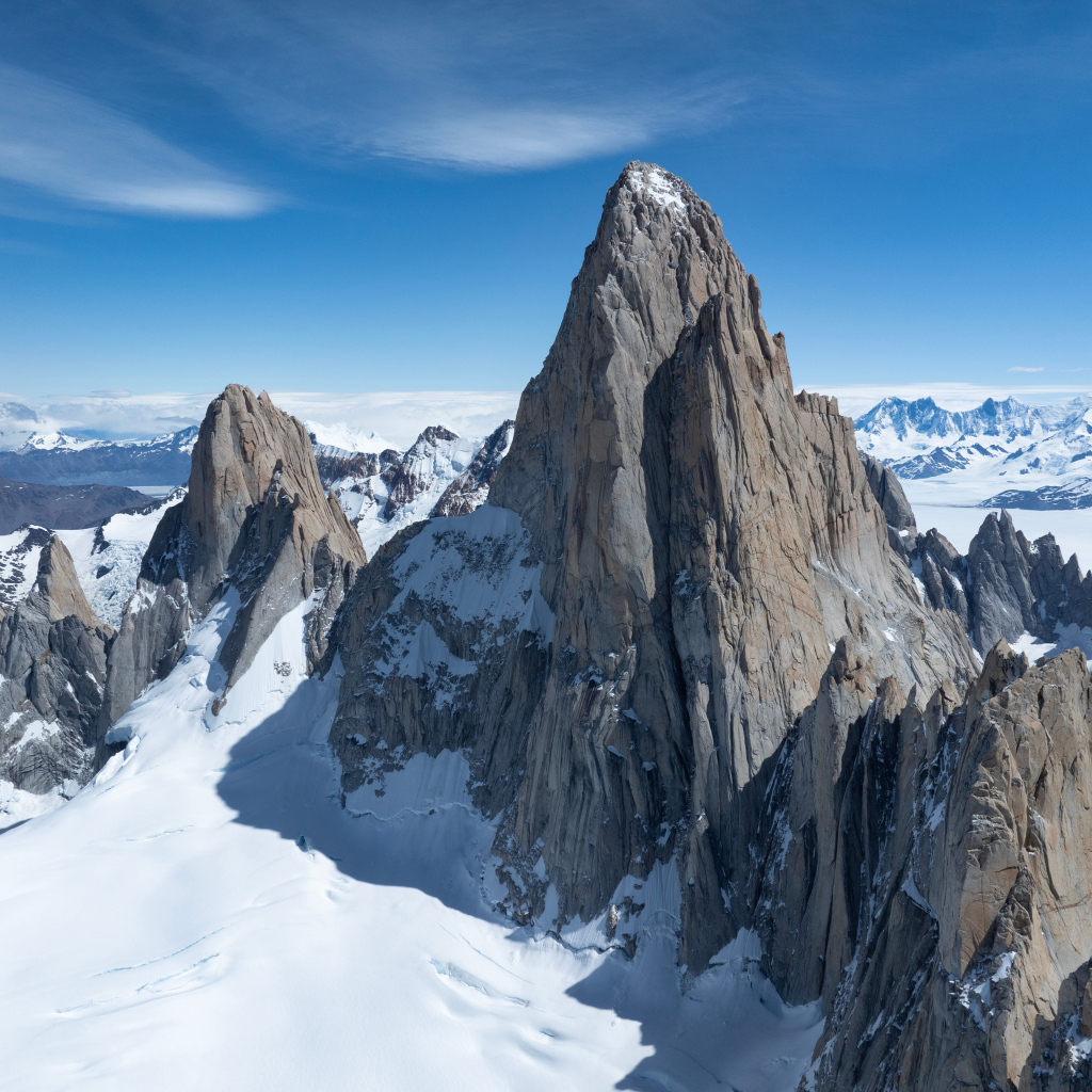 Горная вершина Фицрой под голубым небом, Аргентина