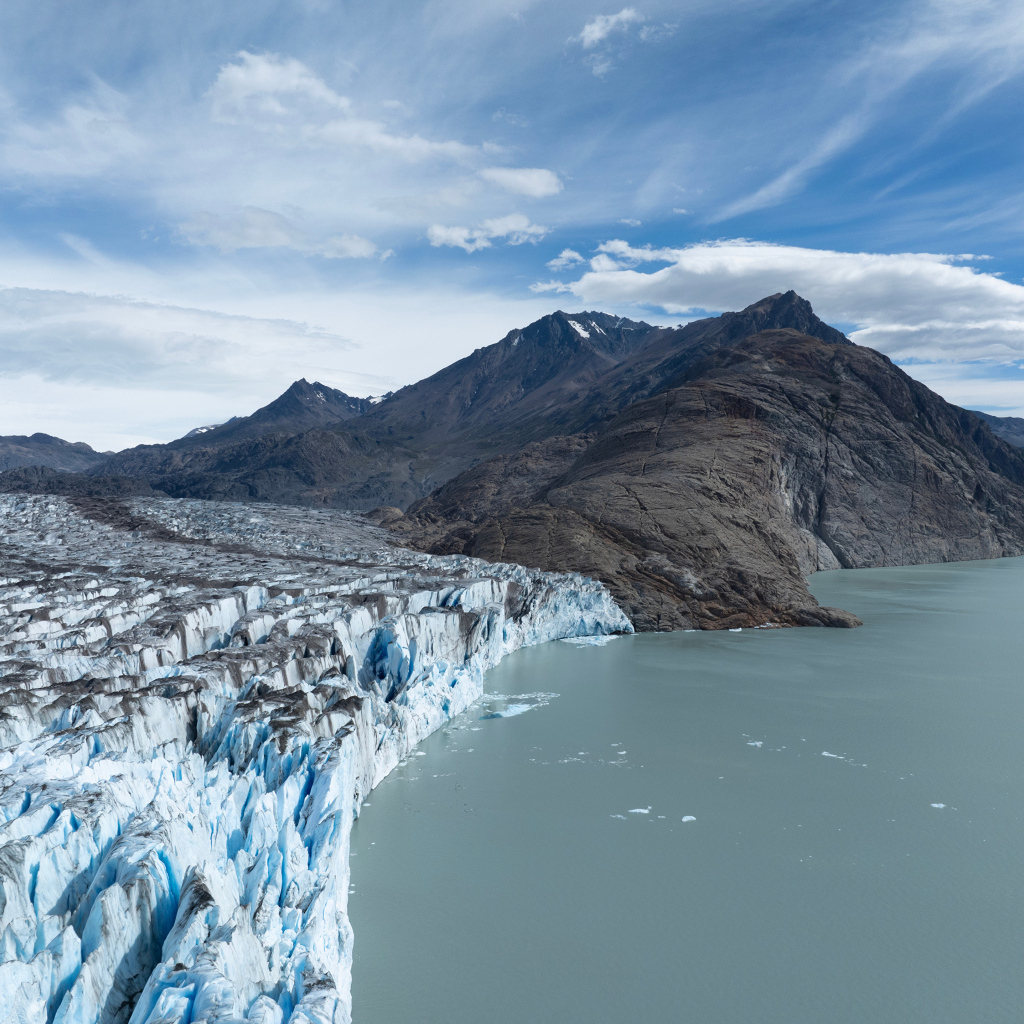 Вид на ледник в горах, Аргентина