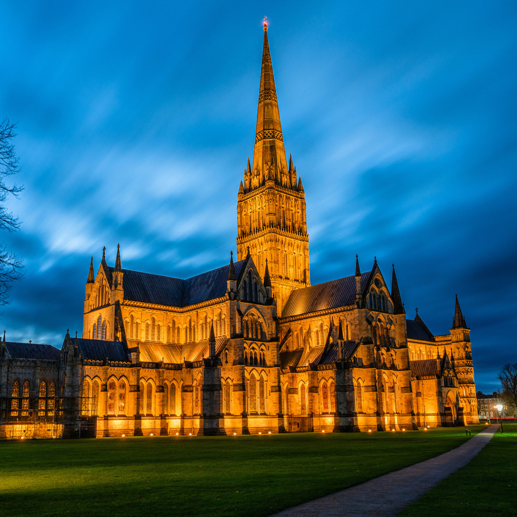 Красивый Солсберийский собор ночью, Англия