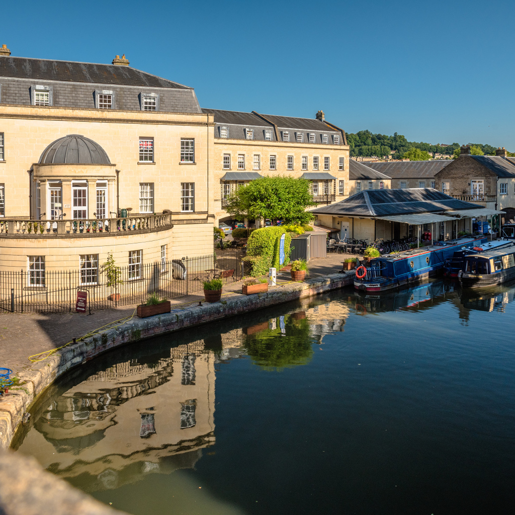 Дома у водного канала города Бат, Англия