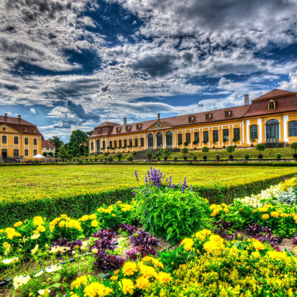 Старинный дворец в парке Барокгартен Гросзедлиц, Германия