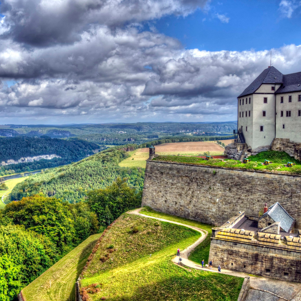 Красивый вид на замок и реку в городе Кёнигштайн, Германия