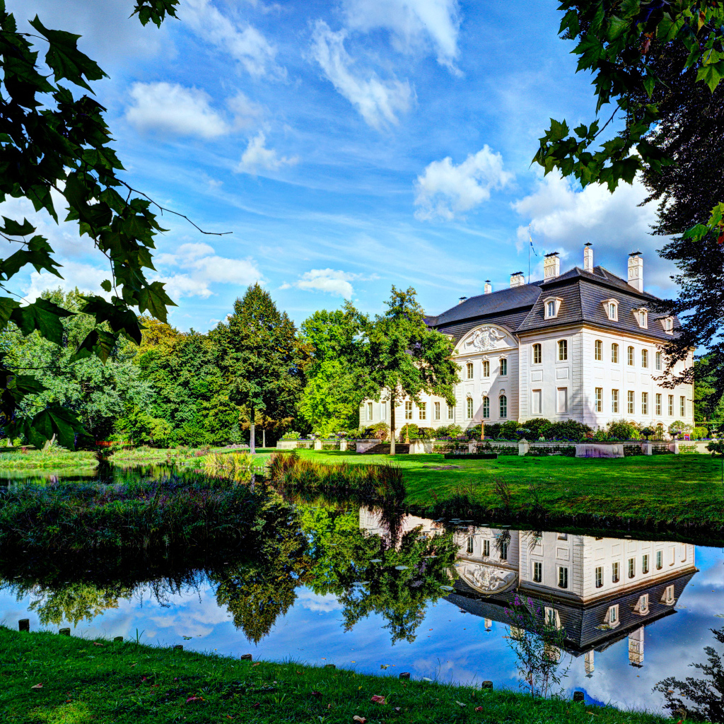 Дворец Браниц в пруда в парке, Германия