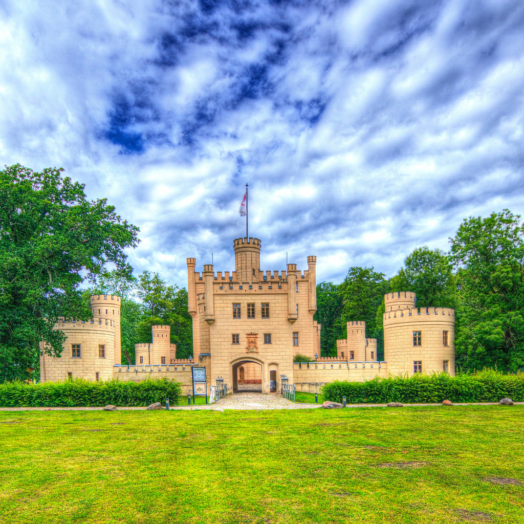 Замок под красивым небом летом, Лецлинген. Германия