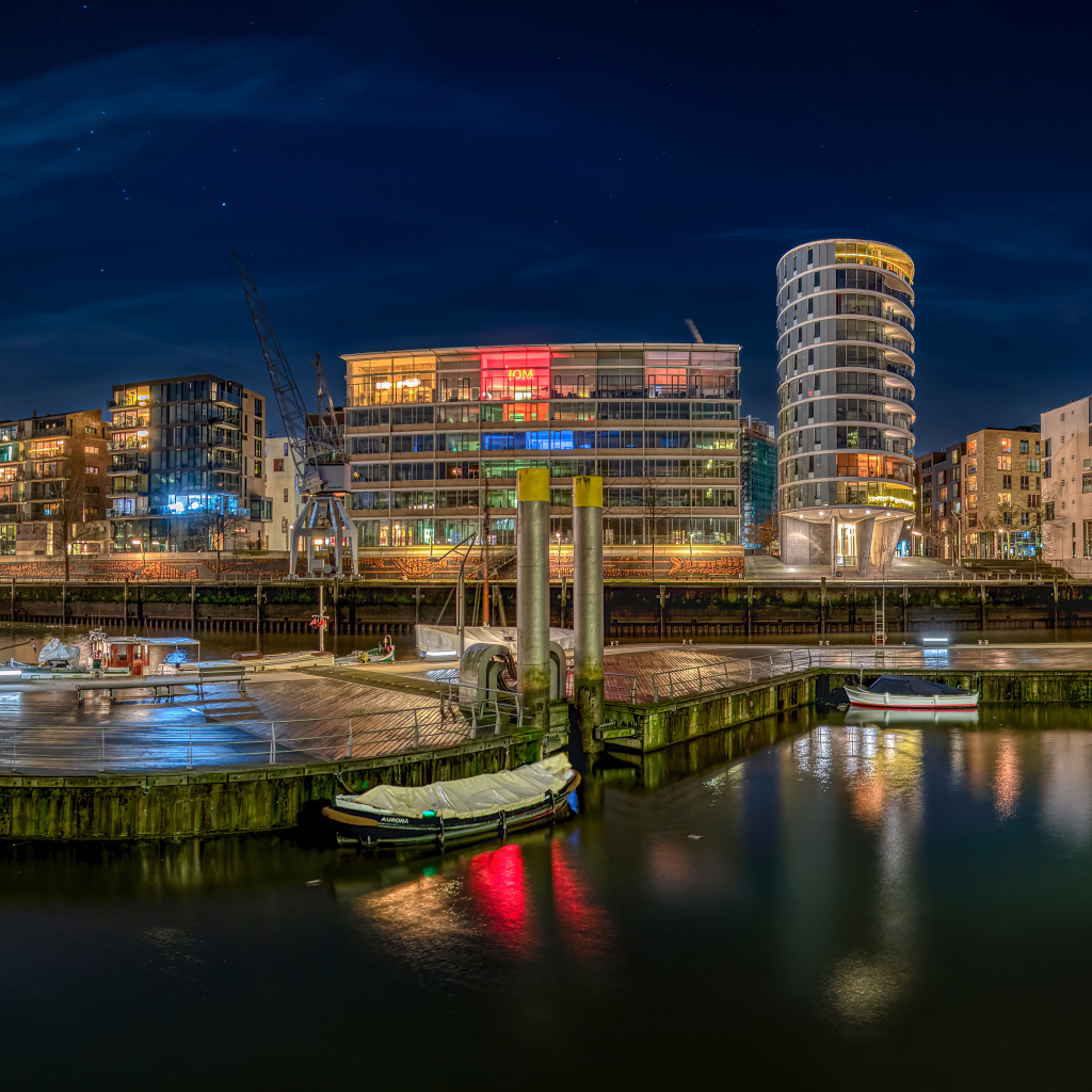 Дома у причала в городе Гамбург, Германия