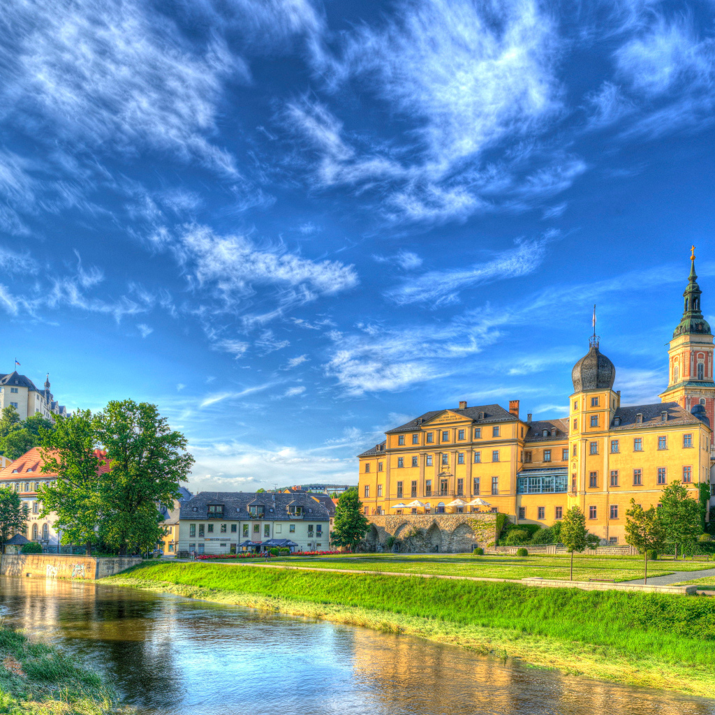 Средневековый замок Оберес Шлос под голубым небом, Германия